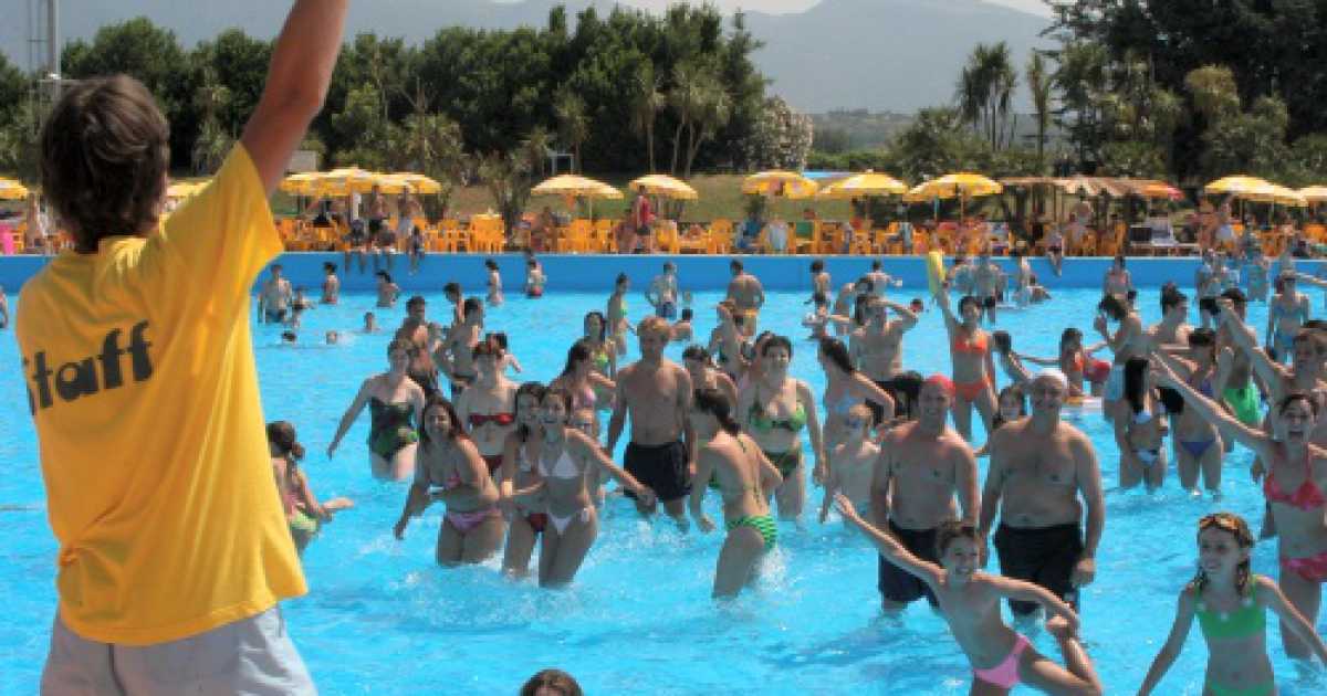 Gli animatori turistici tra paghe basse, invadenza degli ospiti e tanto sesso