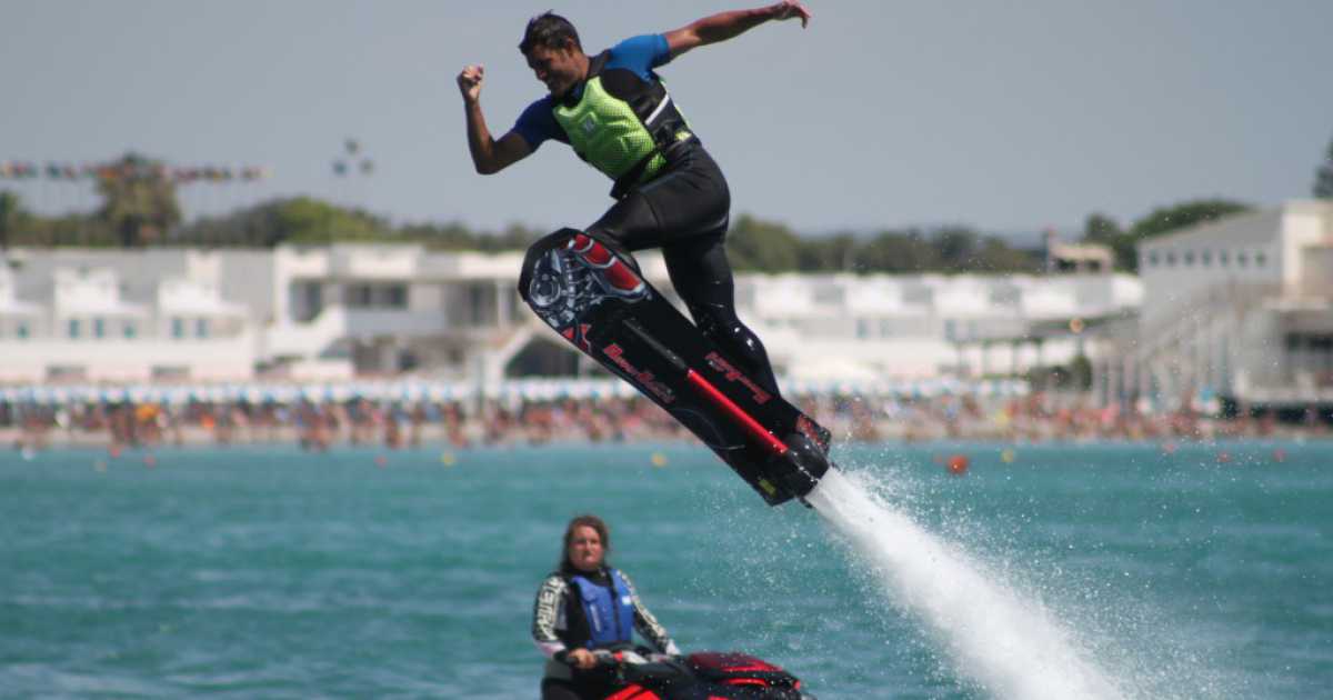 Flyboard: acrobazie spettacolari volando sul mare. A Taranto i campionati italiani