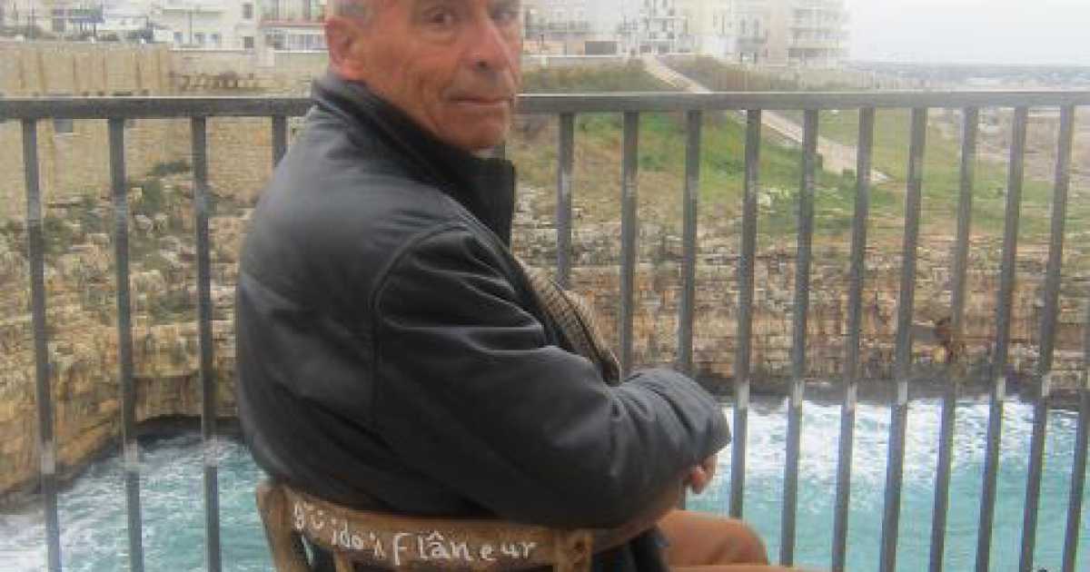Guido ''il Fl�neur'', il poeta che scrive versi sulle porte di Polignano