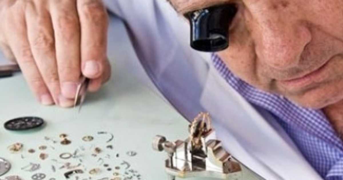 Il mestiere dell'orologiaio, stretto nella morsa di gioiellerie e cellulari