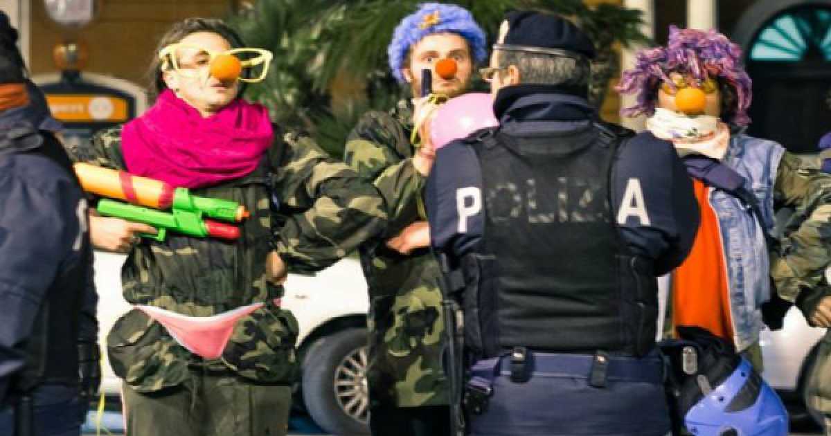 ''Clown army'', pagliacci in abiti militari: �Portiamo risate nei cortei�