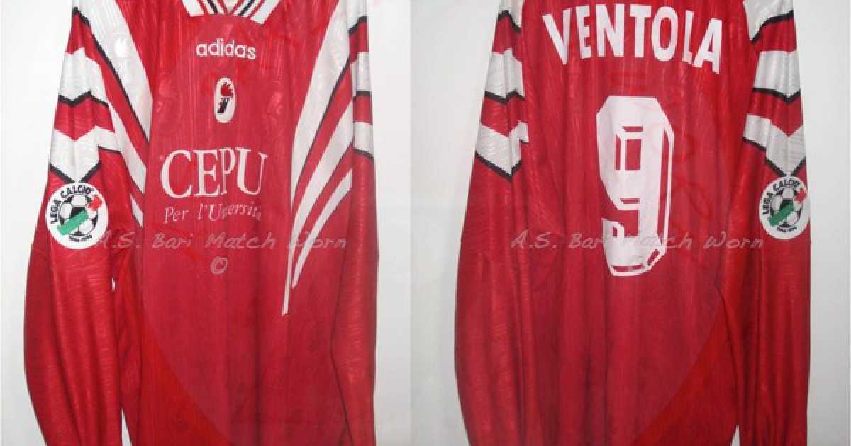 Maglie di calcio che passione: le 200 rarit� di Fabrizio, collezionista barese