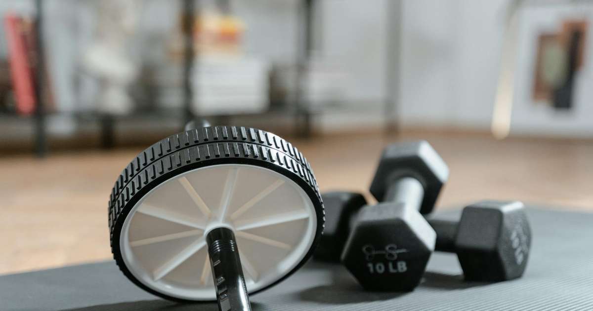 Come scegliere gli attrezzi per una palestra in casa senza occupare troppo spazio?