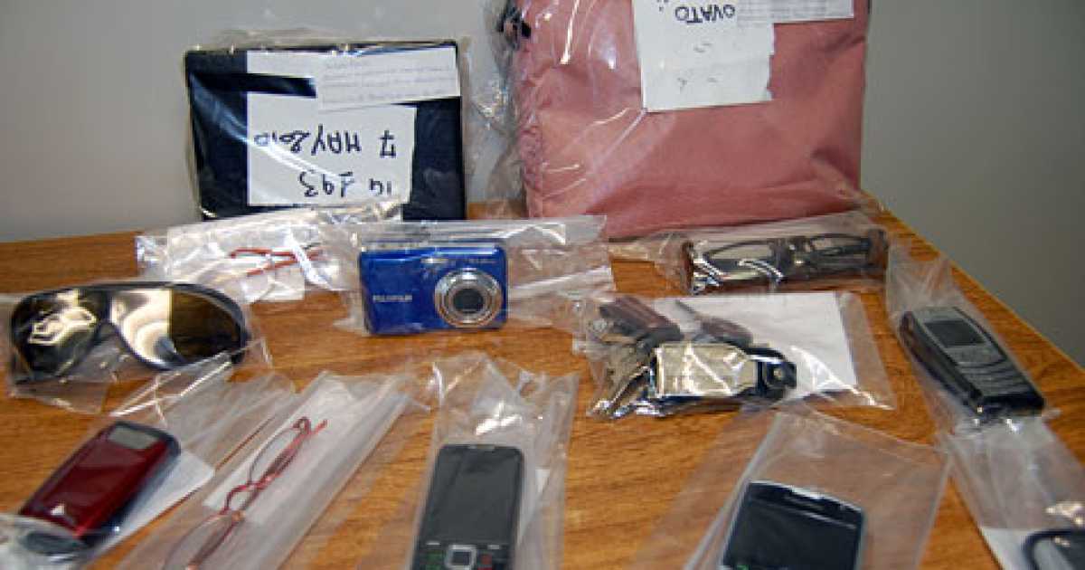 Cellulari, ombrelli e portafogli (vuoti): l'elenco degli oggetti pi� smarriti e ritrovati