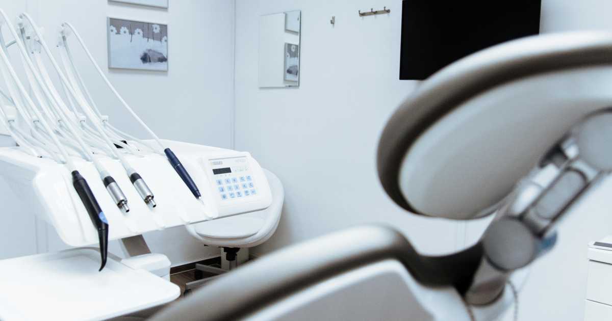 Cure Dentali in Albania: Il Fenomeno del Turismo Odontoiatrico tra Risparmio e Rischi