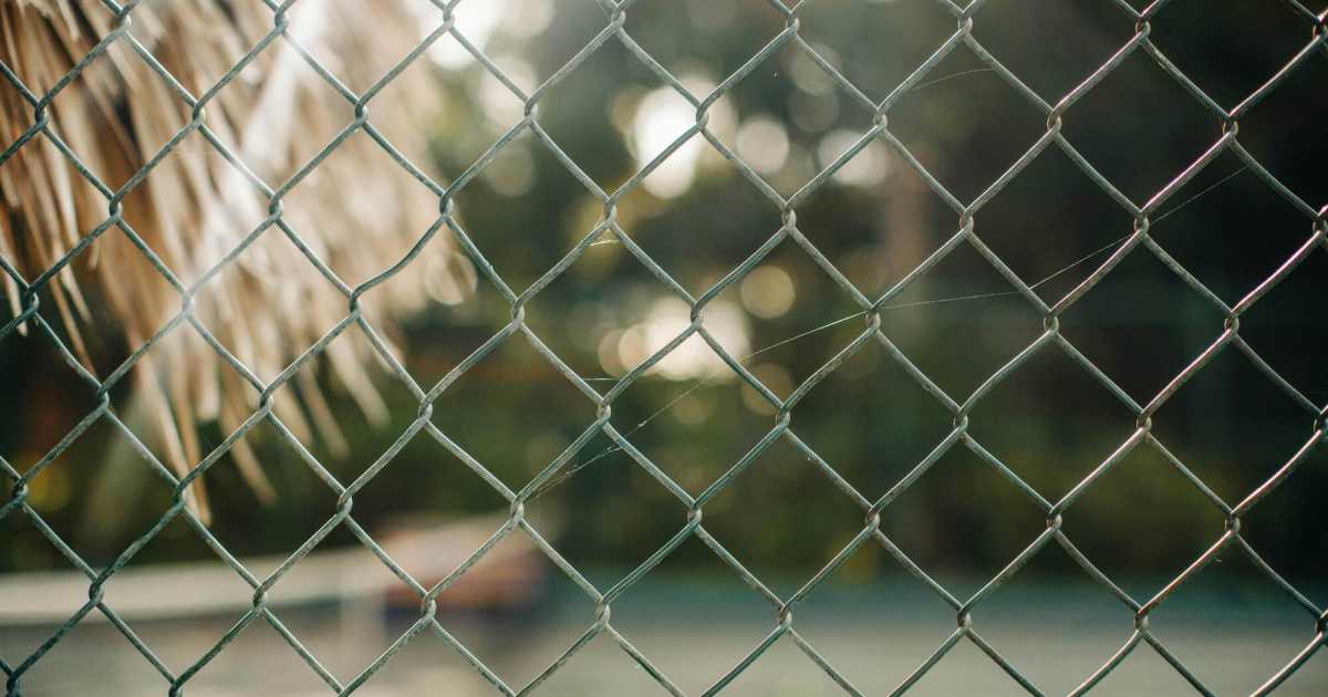 Recinzioni metalliche per un parco: normative e soluzioni