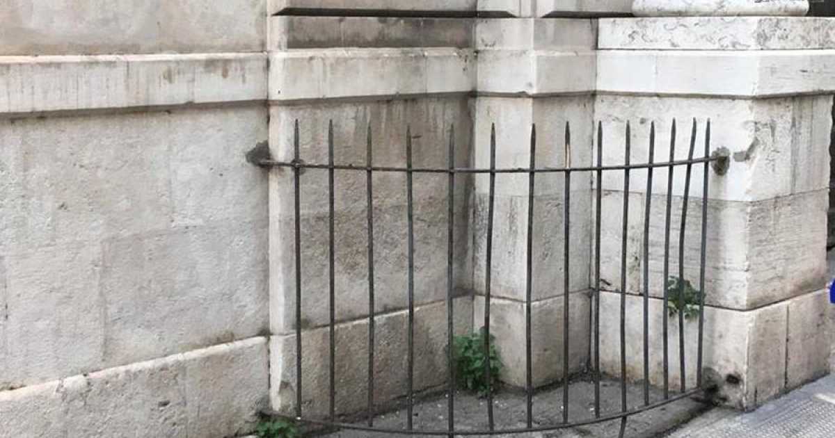 Recinzioni e coni di malta agli angoli di antichi palazzi: barriere antiladro o antipip�?