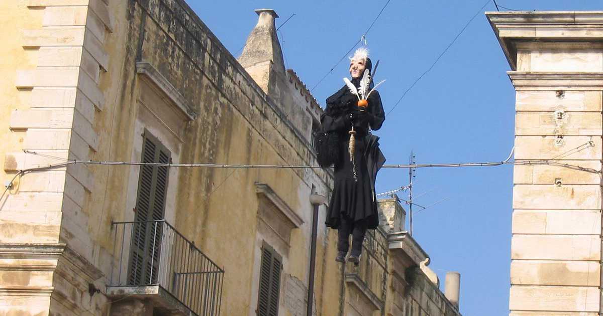 Prima appese e poi fatte scoppiare: le ''Quarantane'', bambole pagane e pasquali