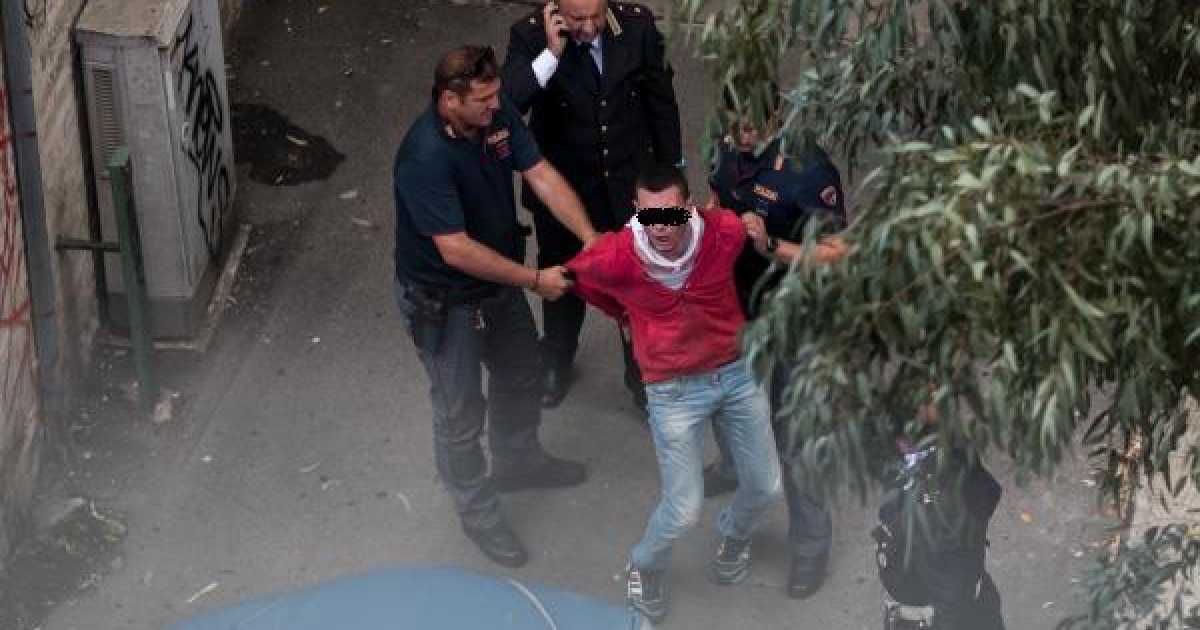 Bari, in viale Salandra sventata rapina a mano armata: le foto