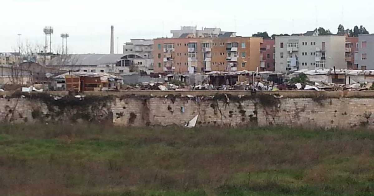 Bari, il campo rom del canalone: tra case di cartone, roulotte e rifiuti