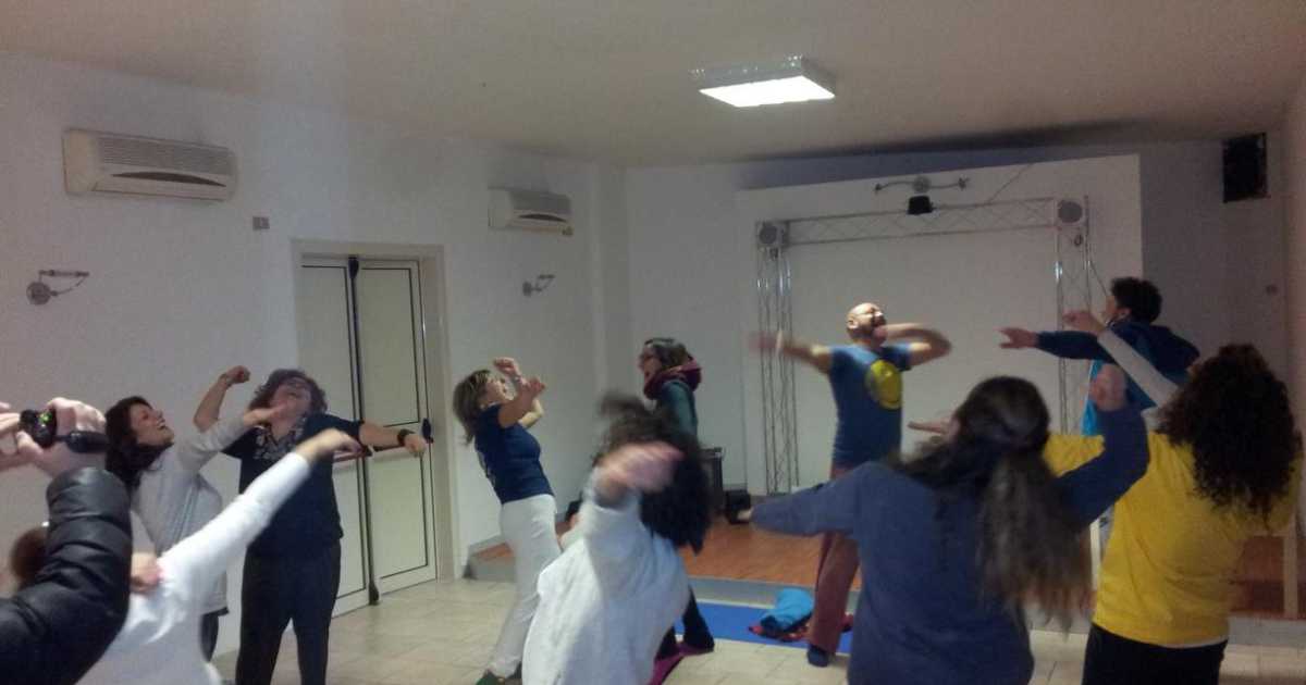 Lo yoga della risata, ridere a crepapelle ''spintaneamente'': video