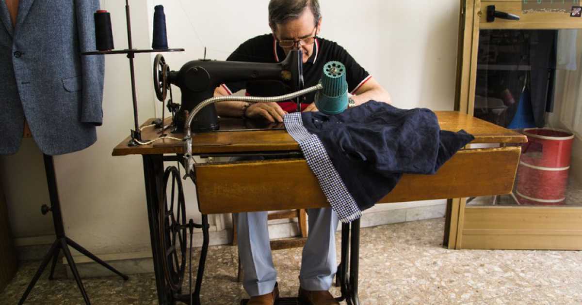 Ago, filo e macchine da cucire a pedali: a Martina le sartorie che sfidano il progresso