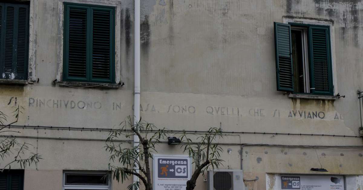 Quando i muri parlano: su una casa di Bari resiste una scritta del Ventennio fascista