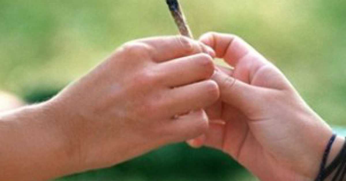 No allo spinello a scuola, nuova strategia: i poliziotti si travestono da teenager