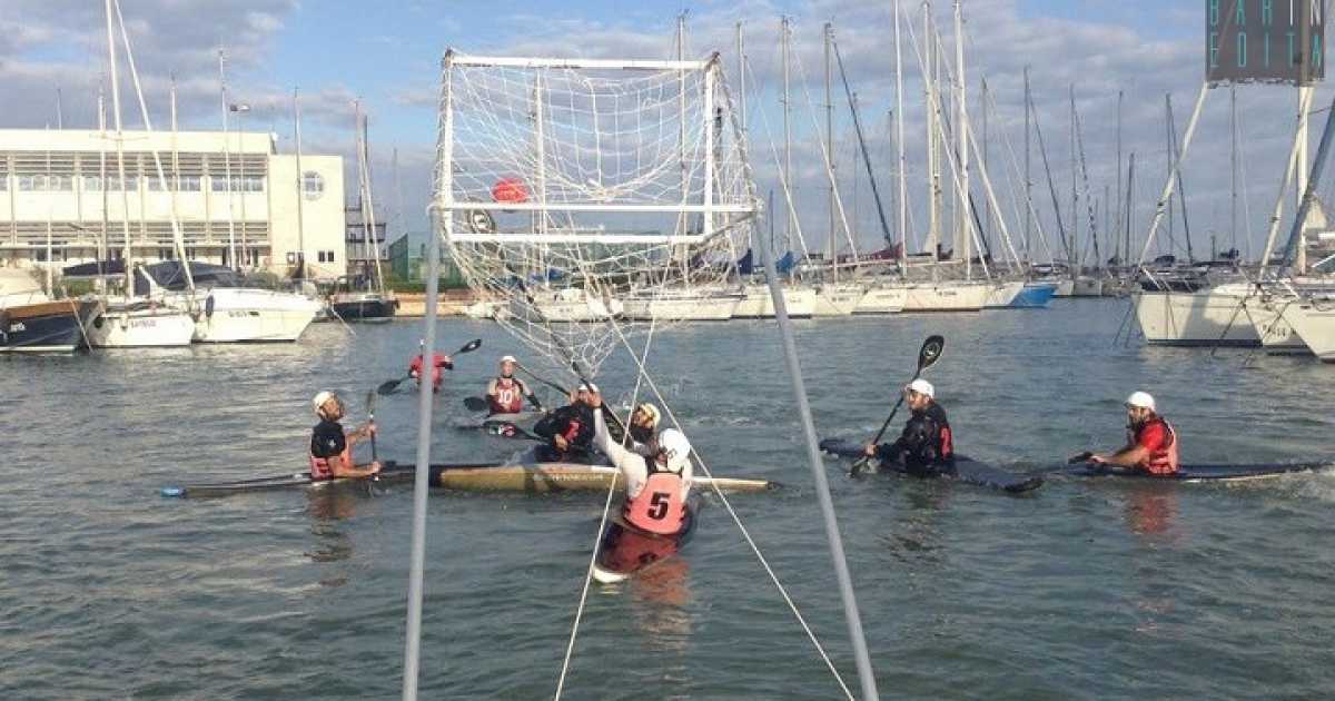 Gol e pagaiate, � la "canoa polo": quando la pallanuoto incontra il kayak