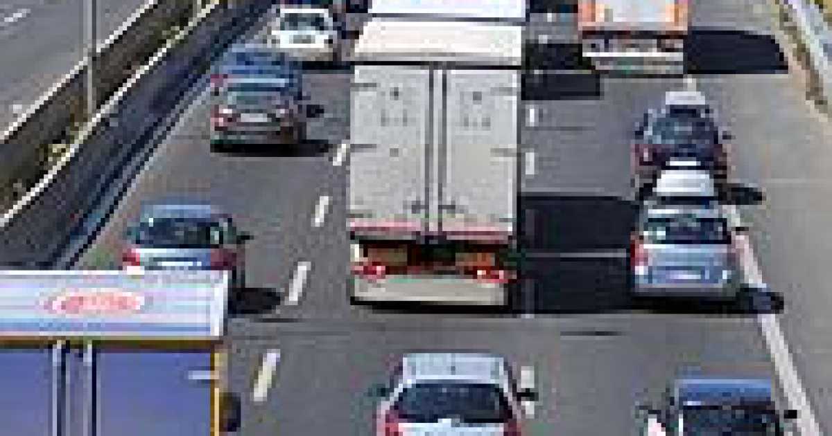 Automobilista lo sai che la corsia centrale serve solo per sorpassare?