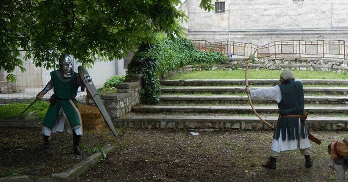 A Bitonto si tira con l'arco storico: armi, vestiti e modalit� "medievale"