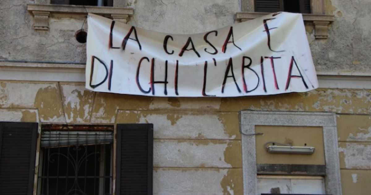 Inquilino cambia la serratura e occupa una casa di studenti con la famiglia