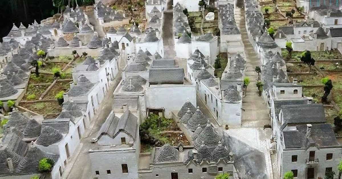 Alberobello, l'arte dei trulli in miniatura: �Ma la concorrenza cinese � spietata�