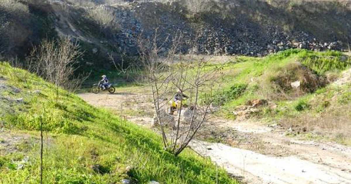 Lama Balice abbandonata: il parco diventa discarica e pista di motocross