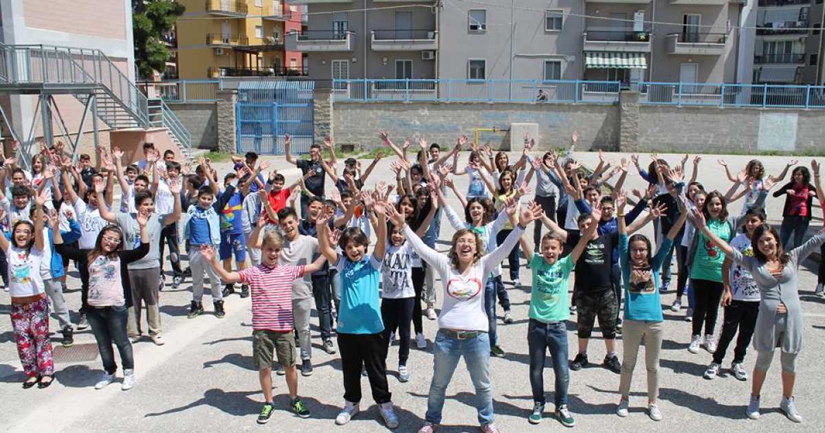 Una valanga di buon umore a Bisceglie: ecco lo yoga della risata