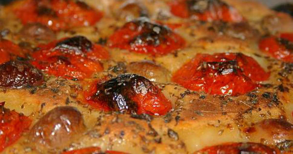 ''Carnevale a Bari vecchia'': funerale di zii Rocche e sagra della focaccia nel borgo antico