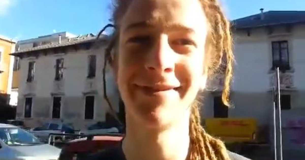 Bari, al semaforo c'� l'allegro giocoliere Hannes: video