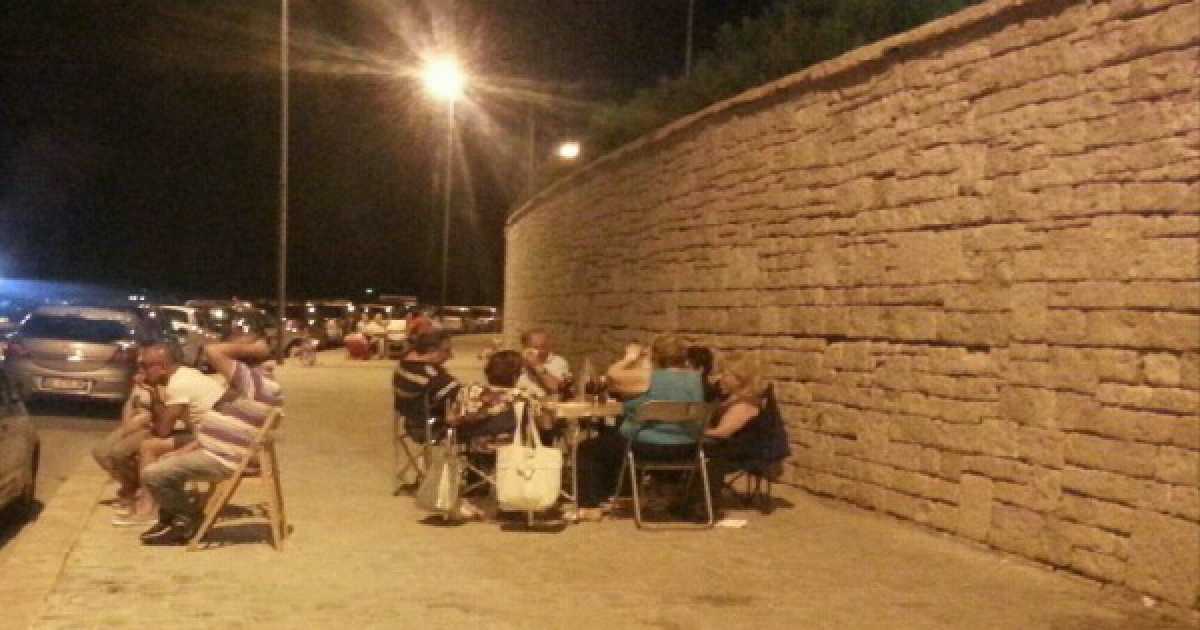 Sedie, tavoli, cucina barese: le famiglie che ''si stanno'' sul lungomare