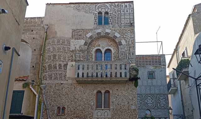 A Irsina c' la "Casa di conchiglie", decorata da un solo uomo con 50mila gusci di molluschi