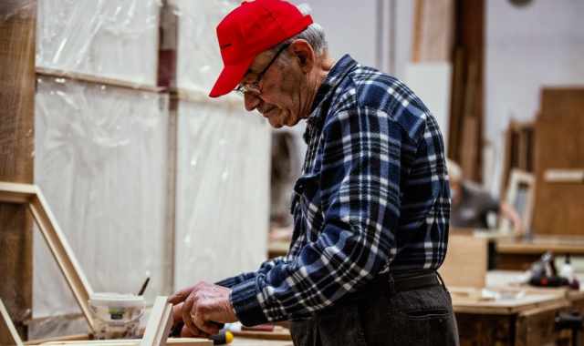 La storia di Gaspare, 85enne falegname barese: «Continuo a lavorare il legno con le mie mani»