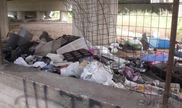 Japigia, discarica di televisori sotto il ponte. Ma mica  facile smaltirli