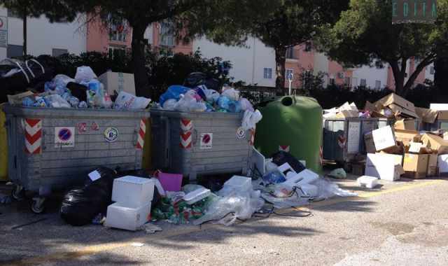 Campus, rifiuti ovunque: Raccolta insufficiente e studenti incivili