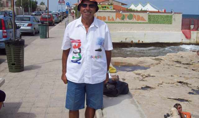 Santo Spirito: ecco Carlo, il 70enne che ogni giorno balla in spiaggia. Video