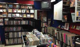 Negozi di dischi: a Bari sono rimasti in tre e funzionano