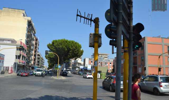 Bari: un'antenna nel bel mezzo della strada, ma nessuno sa a cosa serve