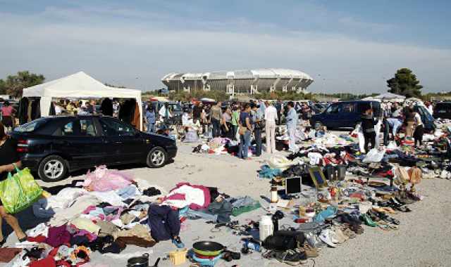 Frutta, dvd porno e cani: benvenuti nel mercatino domenicale del San Nicola