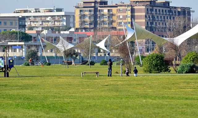 Le due facce di Parco Perotti: di giorno le giostre, di sera le prostitute