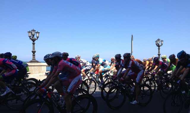 Nel giorno di San Nicola il Giro d'Italia passa da Bari: le foto