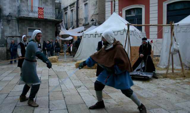 Spade, elmi e scudi, � la ''scherma storica'': �Ma si duella con armi vere�