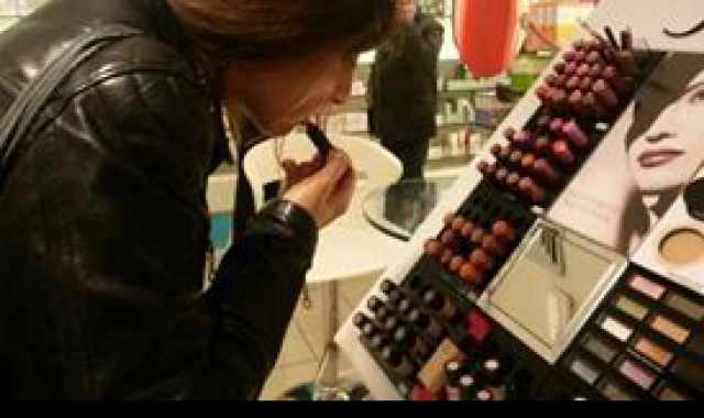 L'arte di truccarsi di nascosto in profumeria: �Cos� siamo pronte per uscire�