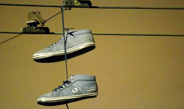 Il mistero delle scarpe appese sui fili elettrici: c' di mezzo la droga?