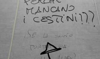Pensieri, citazioni e annunci: i muri dei bagni pubblici come Facebook