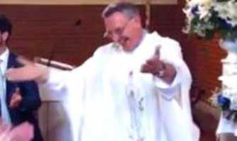 Don Maggioni, il prete che canta e balla durante la messa: �E� solo un messaggio di gioia�