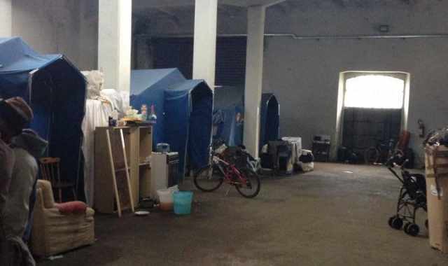 Bari, i rifugiati dell'ex-Set: Nelle tende  dura vivere con il freddo