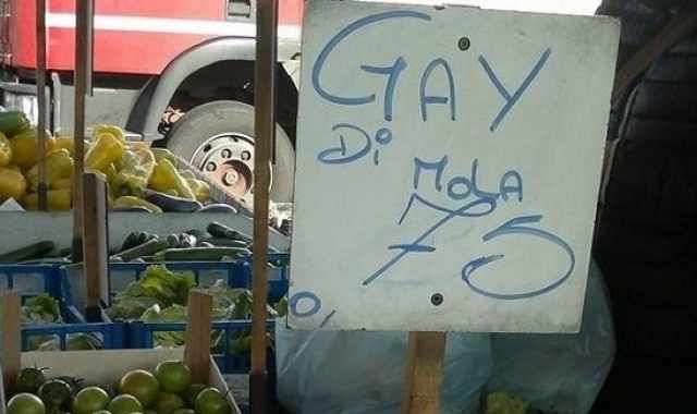 Mercato di Giovinazzo, sul bancone i finocchi in vendita come ''gay''
