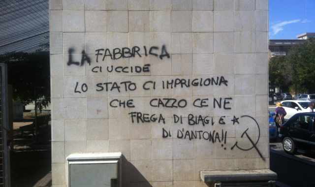 Bari, frase che inneggia al terrorismo scritta su un muro della citt