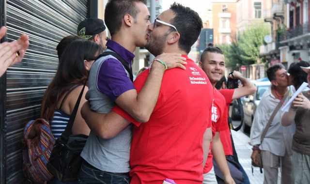 Chiesa Russa, ''baci gay in luogo pubblico'' contro la legge di Putin 
