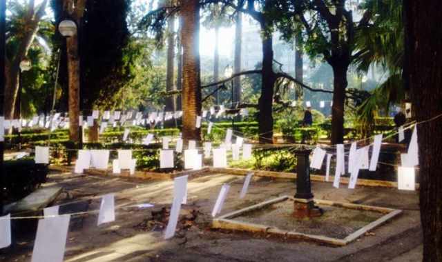 Bari, durante la notte piazza Umberto riempita di poesie: le foto