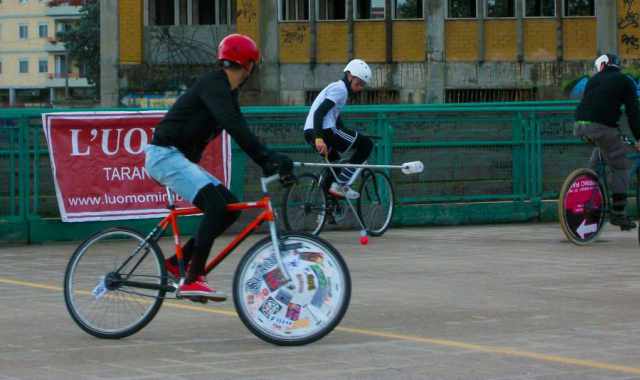 Il Bike Polo, sulle bici cercando di ''segnare'': a Corato c' una squadra