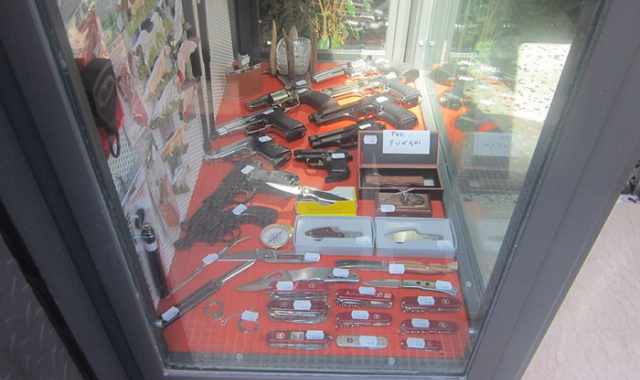 L'unica armeria di Bari: «Non vendo bombe, ma pistole da 5mila euro»